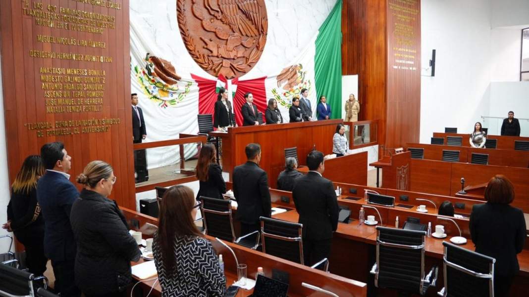 Congreso de Tlaxcala honra a alcalde de Uruapan tras debate político