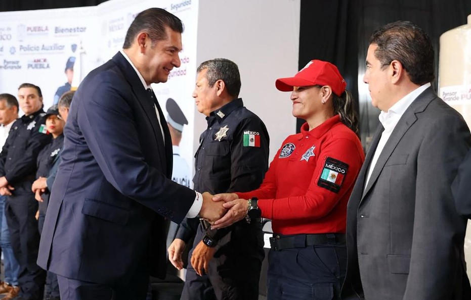 Armenta cumple: respalda a policías poblanos con apoyos reales