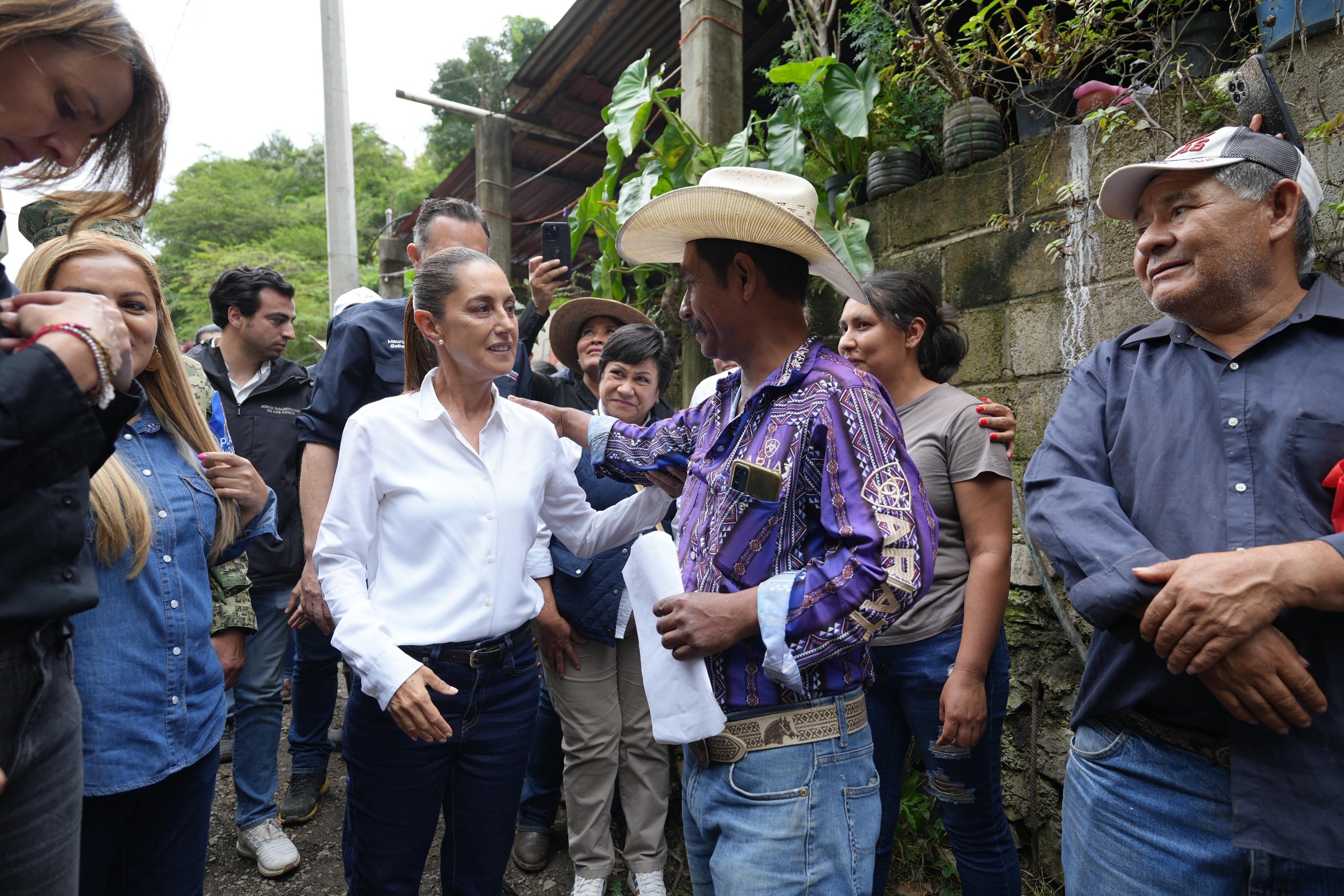 Sheinbaum supervisa labores y apertura de caminos en Querétaro; inicia censo de apoyo a damnificados