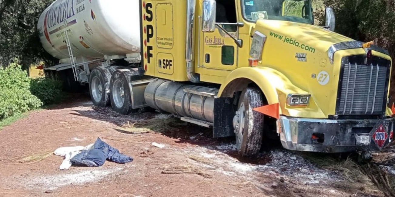 Aseguran pipa con 50 mil litros de gas LP abandonada en Calpulalpan
