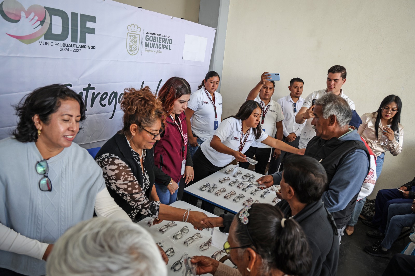 Tere Alfaro contribuye a la salud visual de personas en situación vulnerable 