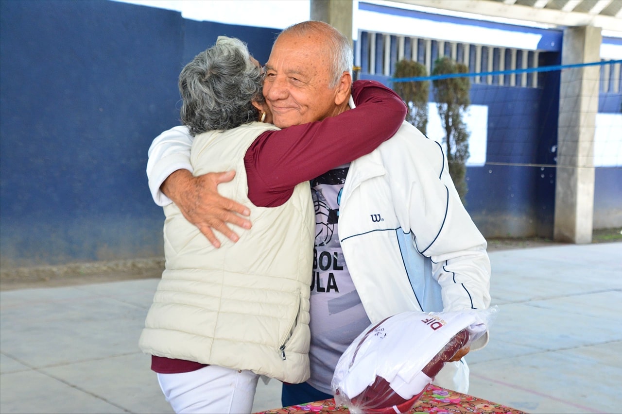 Entregan uniformes a la clase de cachibol de la Casa del Abue DIF San Pedro Cholula