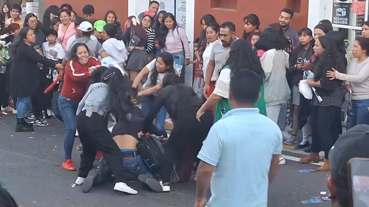 Por un premio se arma zafarrancho durante Desfile de Feria en Tlaxcala