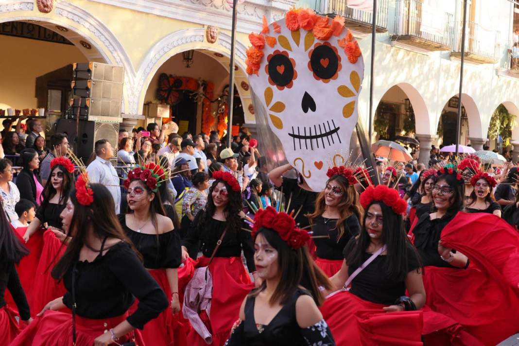 Lorena Cuéllar inaugura Desfile y Concurso de Carros Alegóricos en Tlaxcala 2025