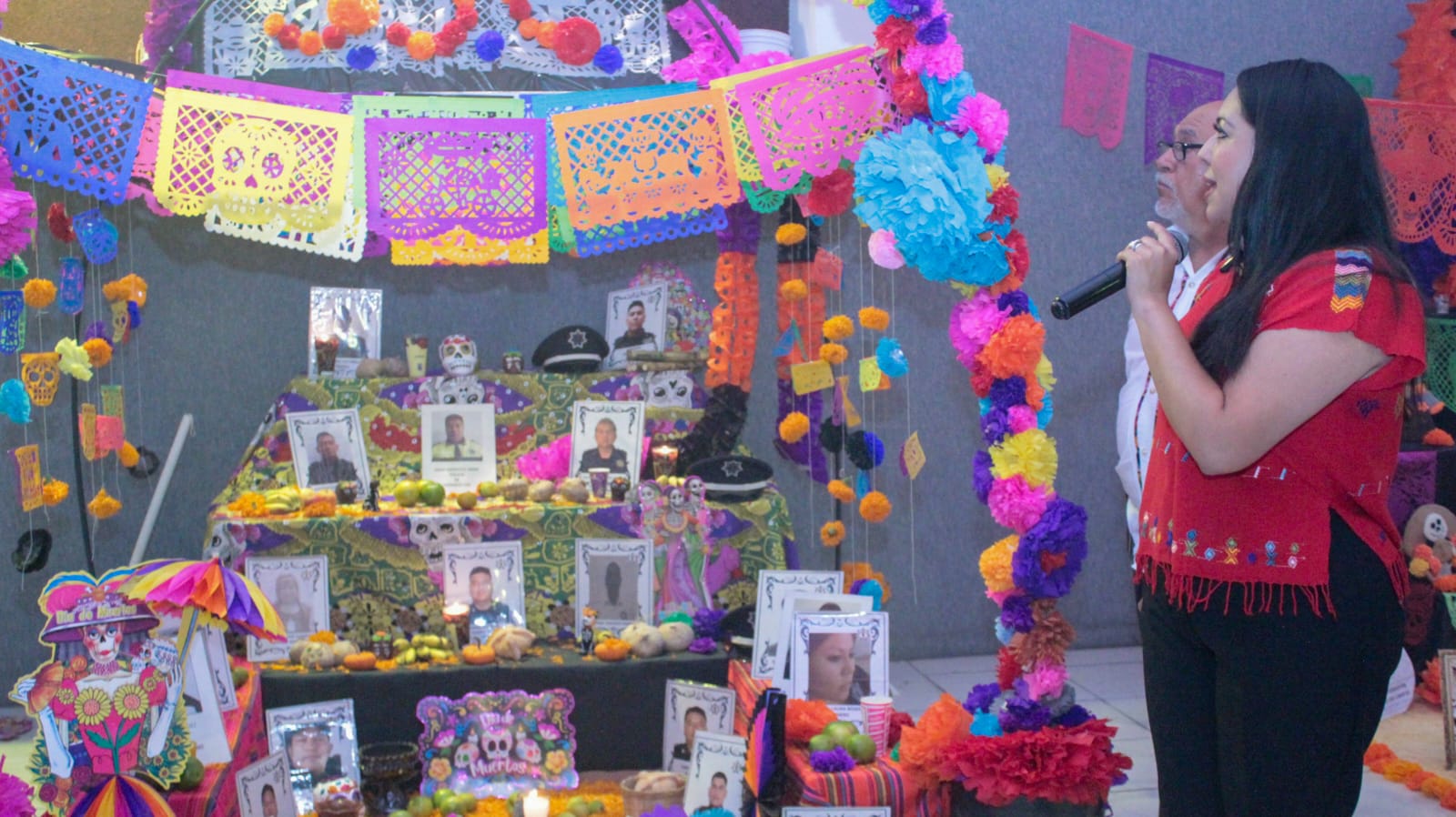 Tonantzin Fernández inaugura el Corredor de Ofrendas en el Complejo Cultural