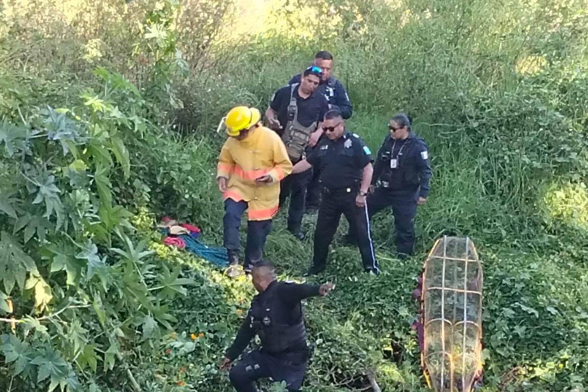 Conductor sobrevive tras caer su vehículo del puente de Briones en Tlaxcala