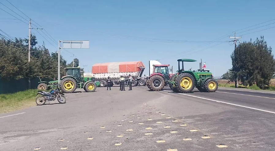 Productores de Tlaxcala bloquean carretera México–Veracruz en protesta nacional