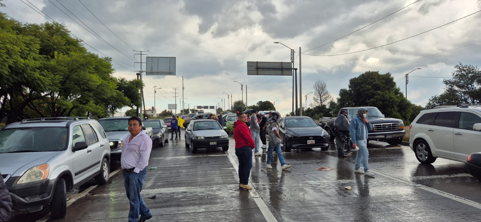 Propietarios de autos americanos bloquean Periférico a la altura del C5; acusan abusos por parte de Comercio Exterior Puebla