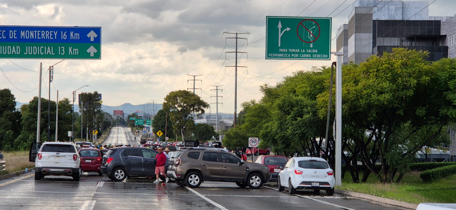 Propietarios de autos americanos bloquean Periférico a la altura del C5; acusan abusos por parte de Comercio Exterior Puebla