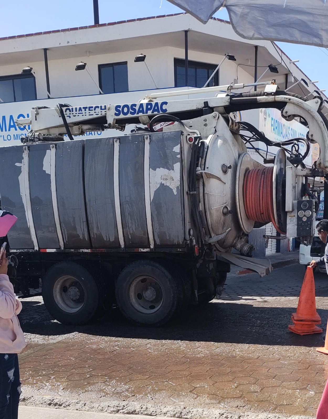 Atienden en Cuautlancingo fuga de aguas negras cerca de la clínica IMSS-Bienestar 35