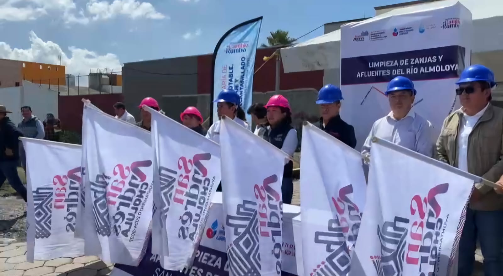 Inician trabajos de limpieza en zanjas y río Almoloya en San Antonio Cacalotepec