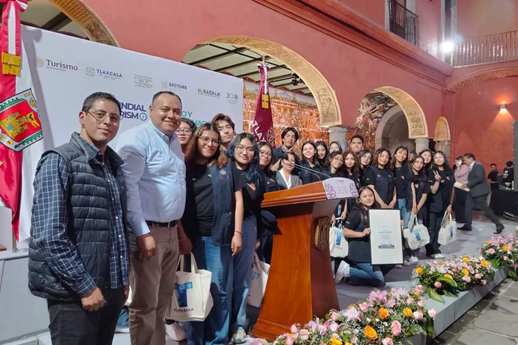 38 estudiantes de UATx se convierten en Embajadores Turísticos de Tlaxcala