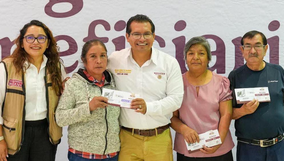 Tlaxcala entrega 2,416 tarjetas de bienestar a adultos y mujeres vulnerables