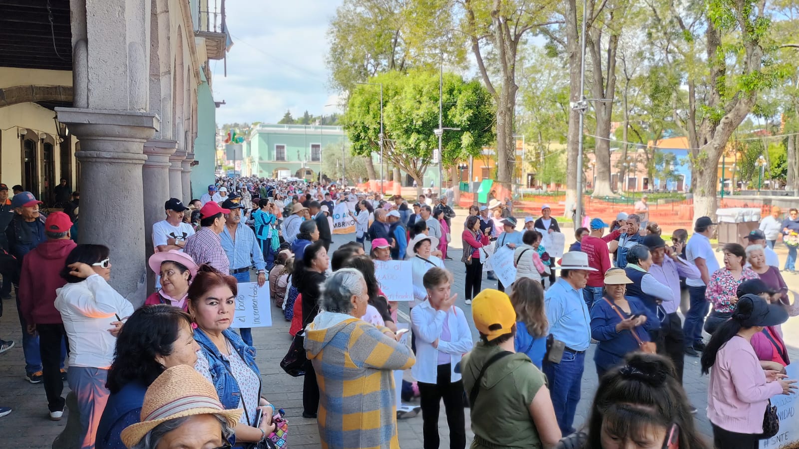 Docentes jubilados exigen aumento justo al bono anual en Tlaxcala
