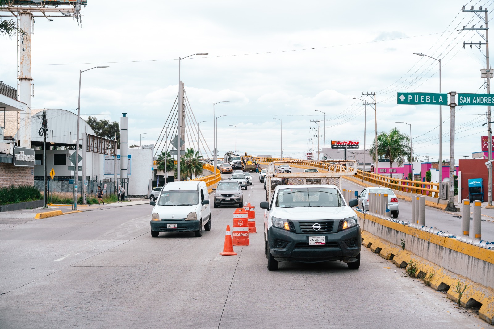 Continúan trabajos de limpieza y desazolve en el Distribuidor Vial Cholula