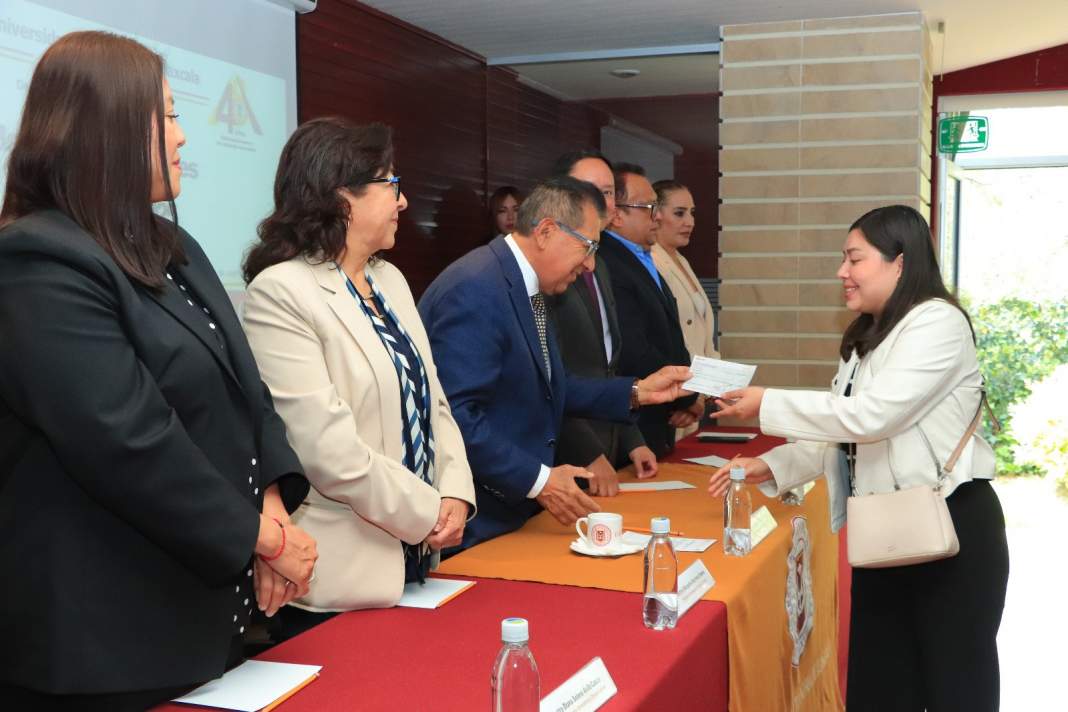 UATx entrega 3,067 becas Primavera 2025 y fortalece formación de estudiantes