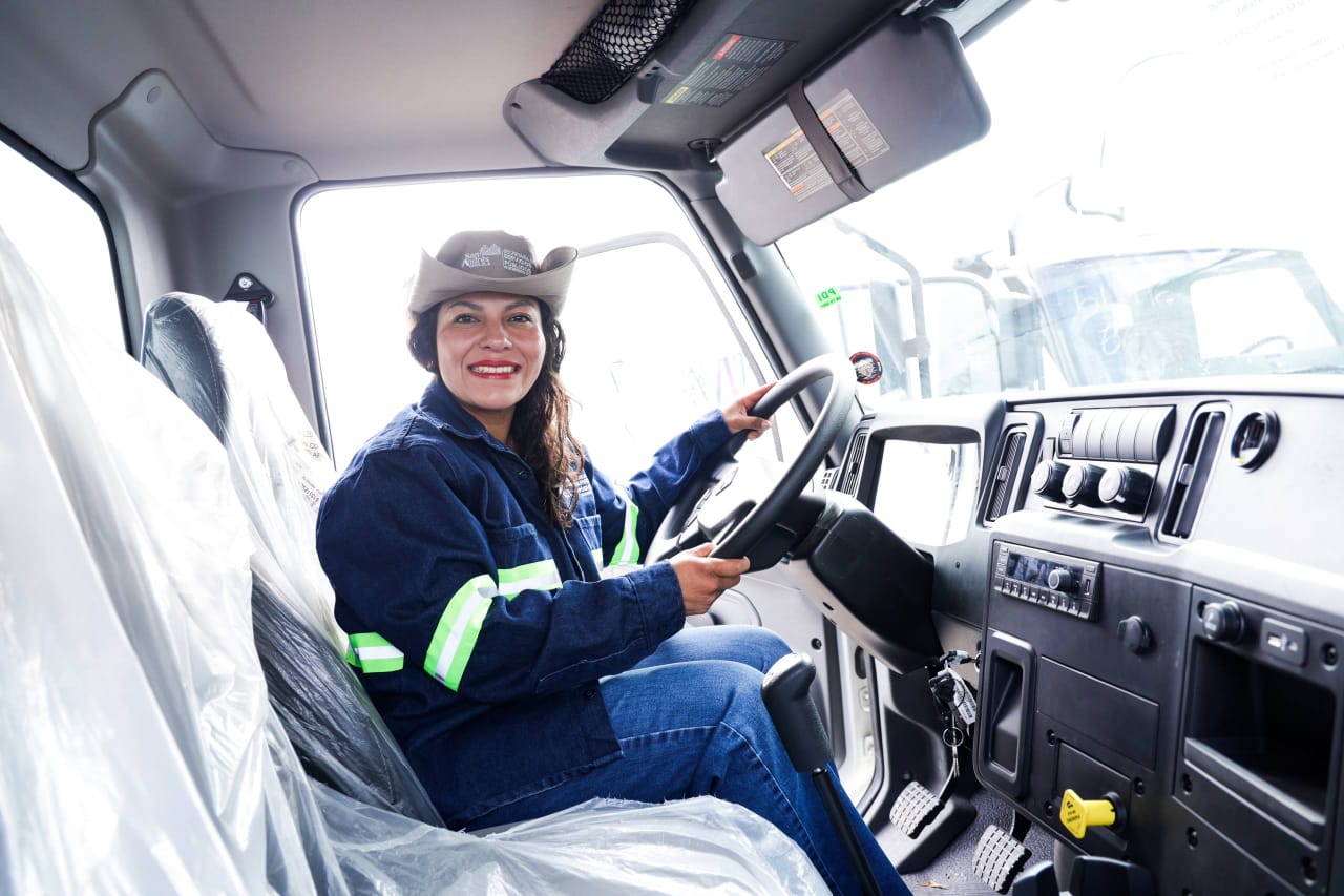 Fortalece Lupita Cuautle el servicio de recolección con nuevas unidades y uniformes