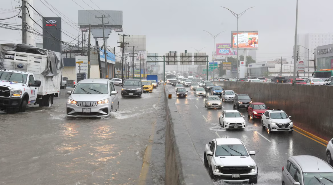 Tragedia en Monterrey: lluvias arrastran vehículos y dejan dos muertos