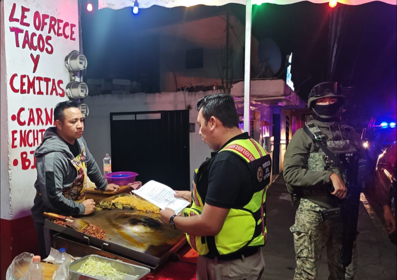 Supervisan establecimientos en San Lorenzo Almecatla para evitar venta de pirotecnia