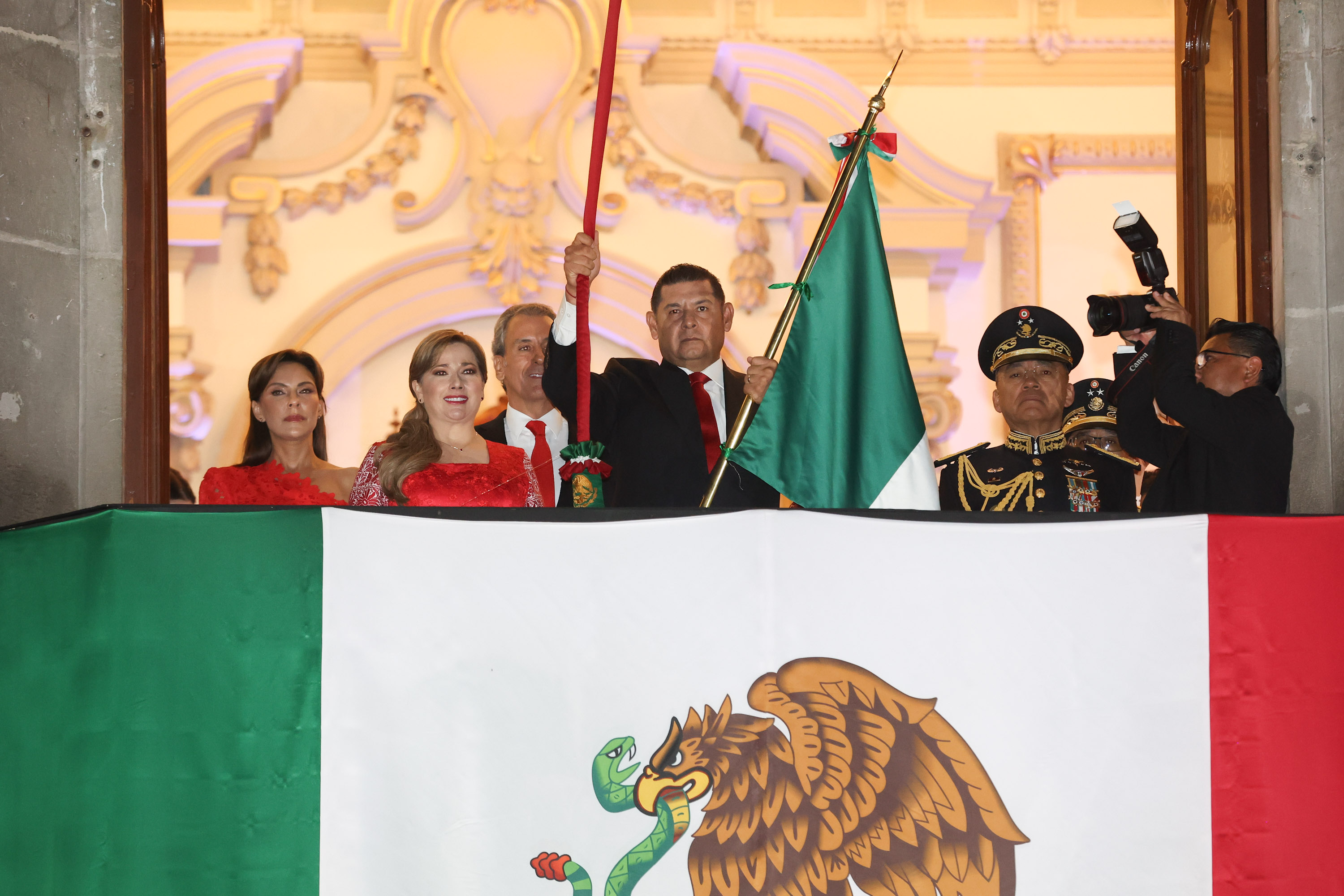 Alejandro Armenta da su primer Grito de Independencia en Puebla