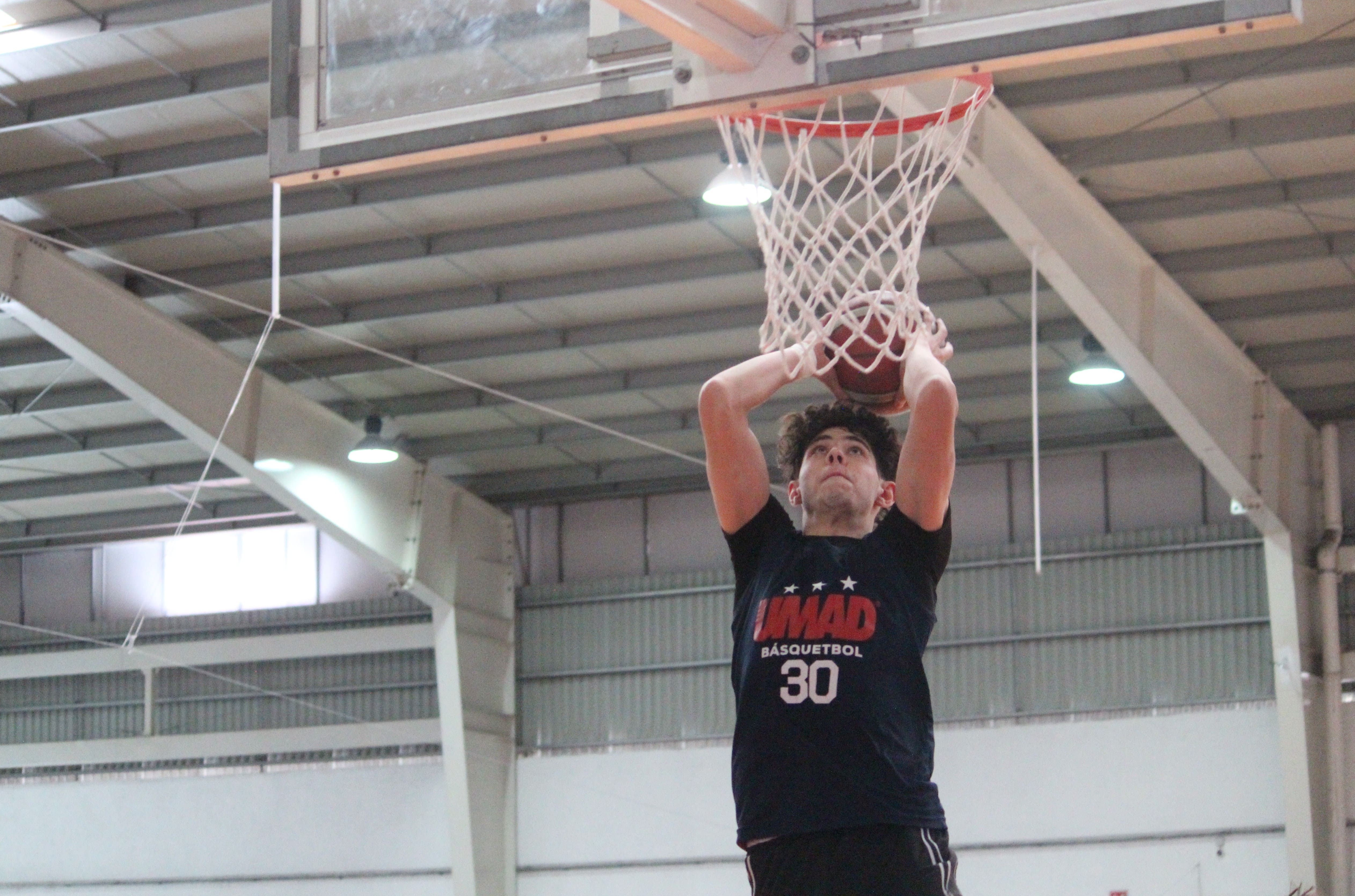 El jugador de segundo año de Tigres Blancos UMAD se declara listo para la temporada 2025-2026 de la Liga ABE