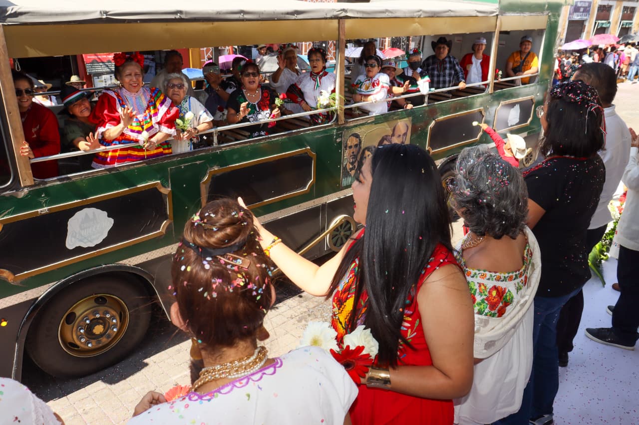 Tonantzin Fernández lidera el tradicional Desfile de Independencia
