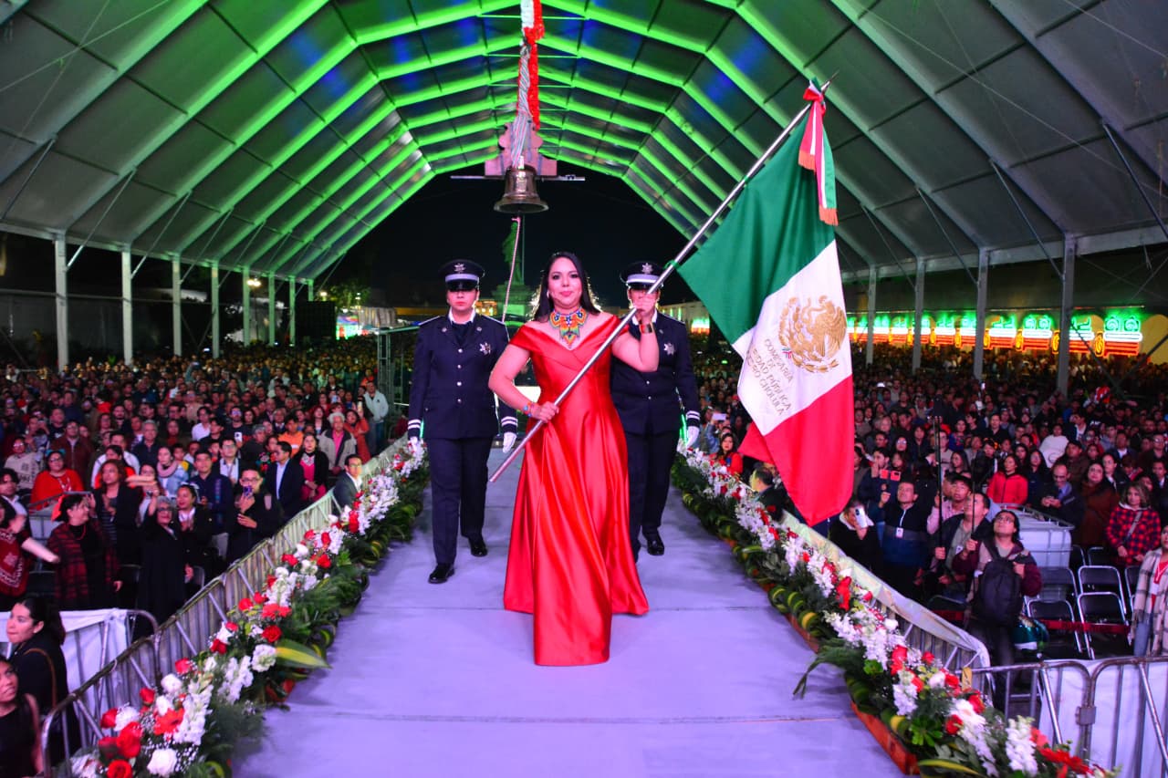 Tonantzin Fernández encabeza el Grito de Independencia en San Pedro Cholula
