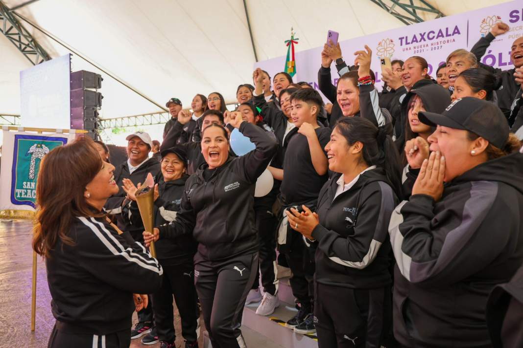 Lorena Cuéllar entrega fuego simbólico de Independencia en Tlaxcala