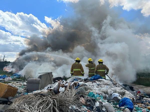 Controlado incendio en sitio de residuos en San Juan Tlautla gracias a la coordinación intermunicipal