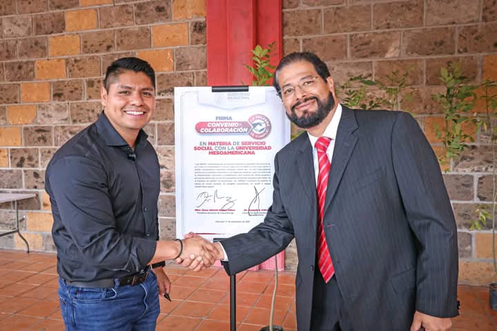 Firma Omar Muñoz convenio con la Universidad Mesoamericana de Puebla 