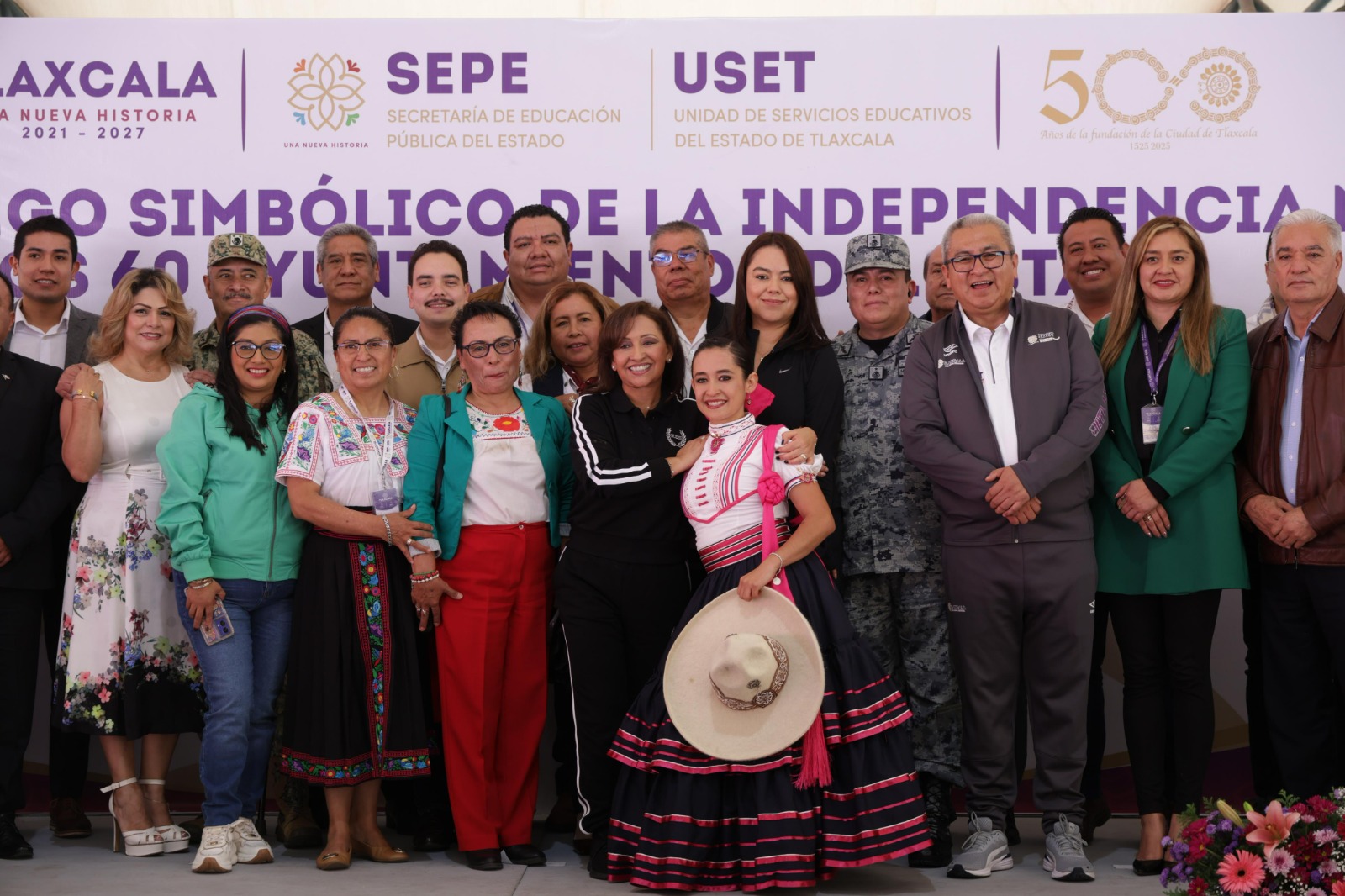 Lorena Cuéllar entrega fuego simbólico a 60 municipios de Tlaxcala