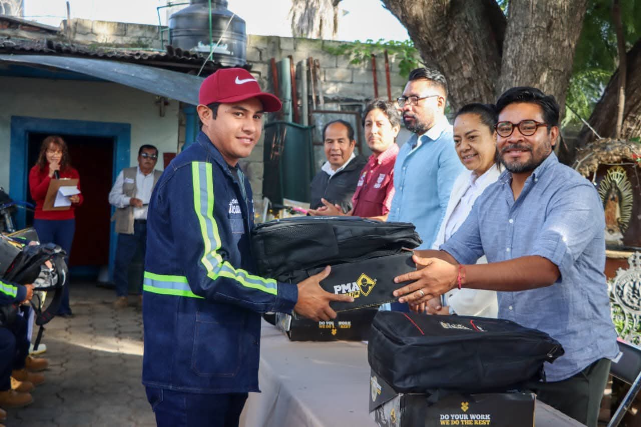 Ariadna Ayala entrega 121 uniformes a trabajadores de Servicios Públicos