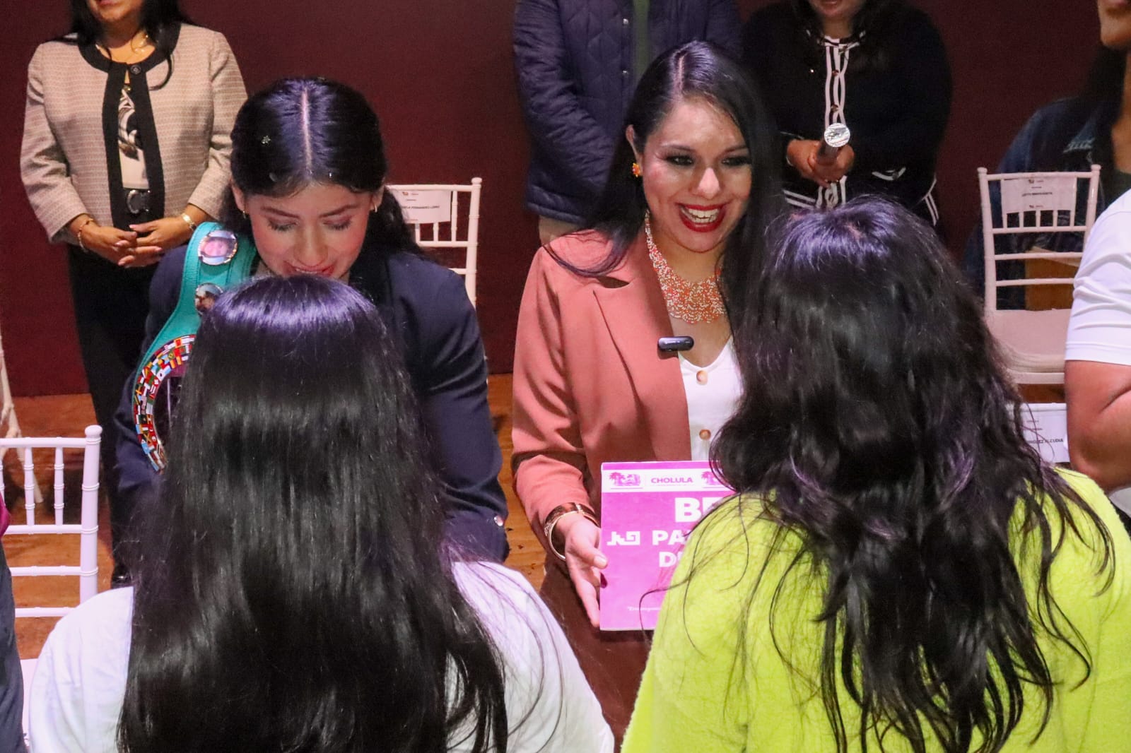 En compañía de Gaby “La Bonita” Sánchez, Tonantzin Fernández entrega becas a jóvenes deportistas y universitarios