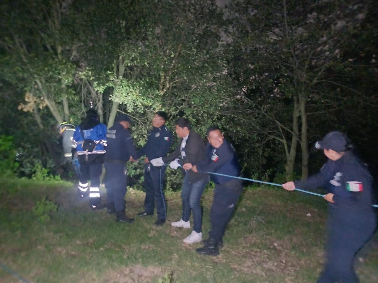 Rescatan a hombre de barranca de Mazatecochco; cae por accidente y es trasladado al hospital