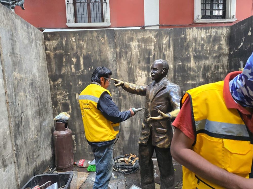 inician restauración de esculturas en el andador 5 de Mayo
