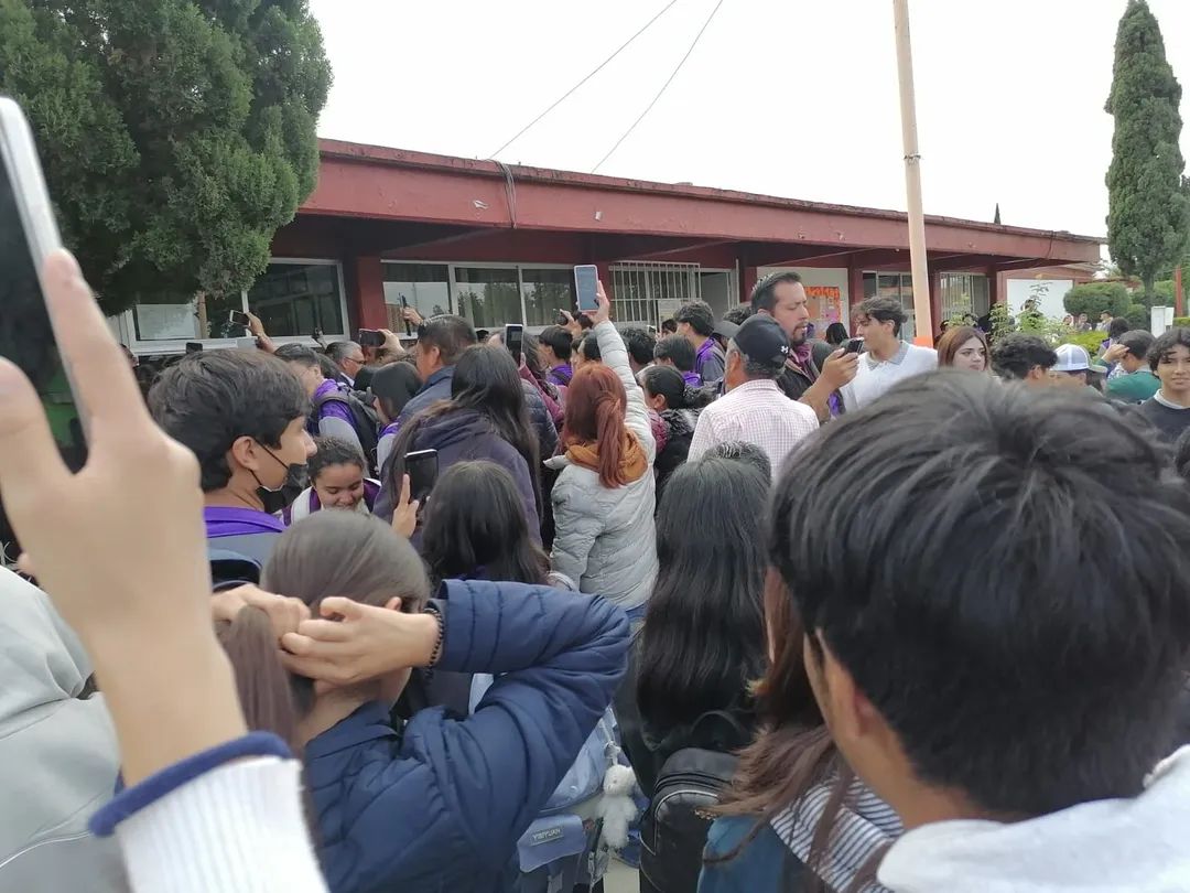 Demandan padres de familia justicia en el COBAT10 ; exigen destitución de directora