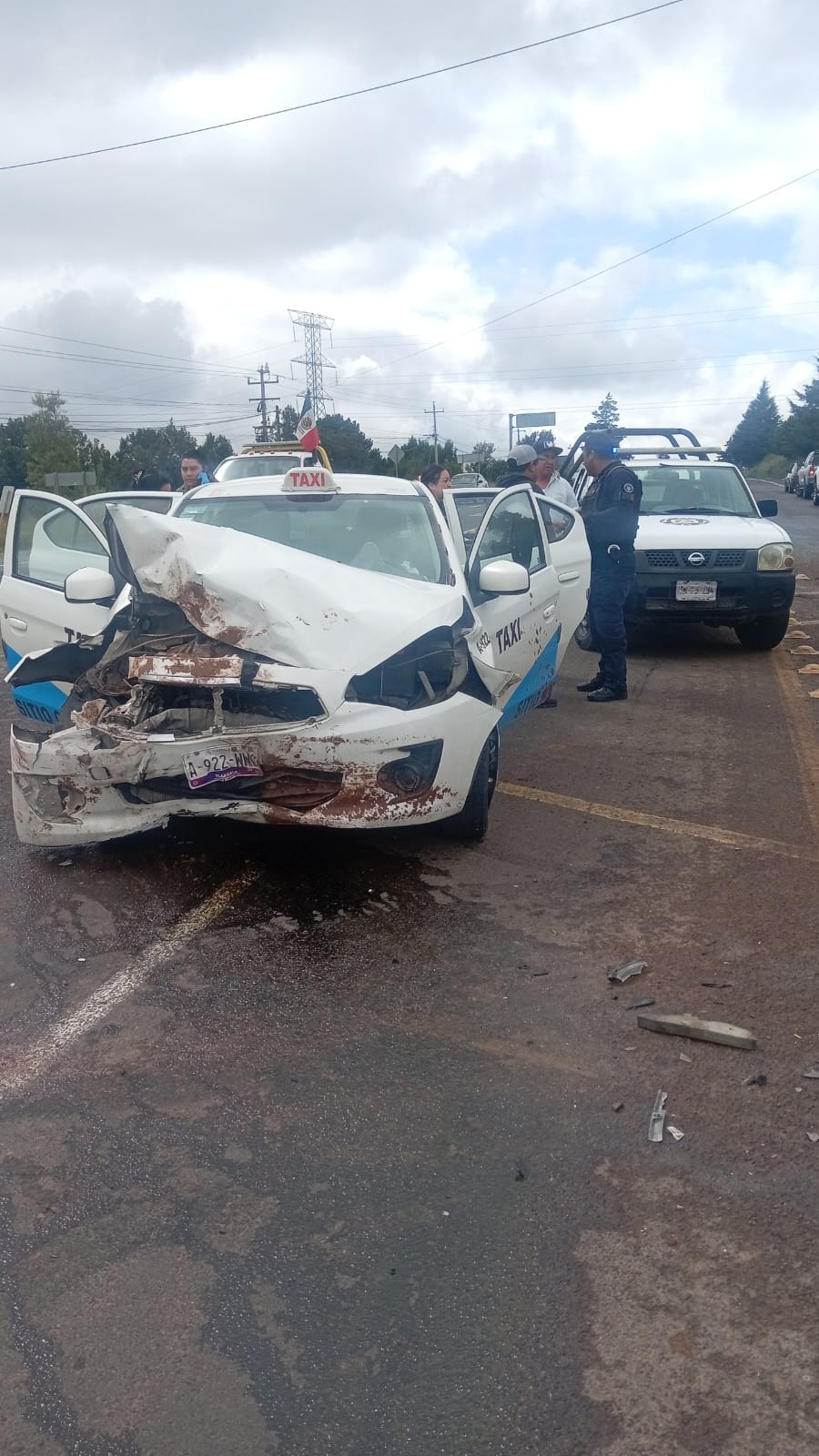 Tres heridos graves deja choque frontal entre taxi y particular en la Apizaco-Tlaxco, en Atlangatepec