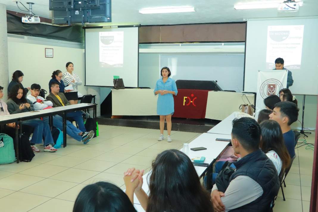 Estudiantes de Gerontología en UATx celebran su esencia profesional