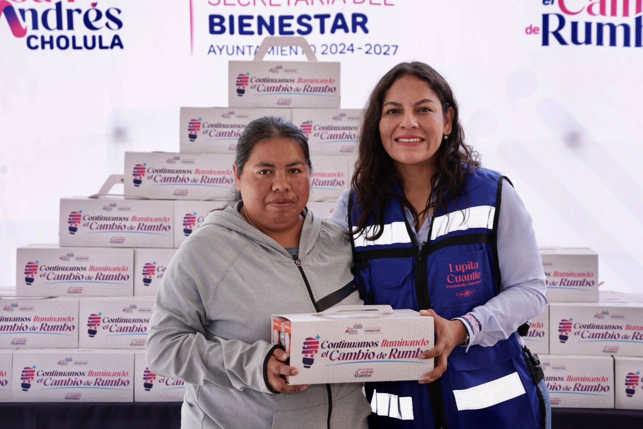 Beneficia Lupita Cuautle a 500 familias con entrega de focos ahorradores