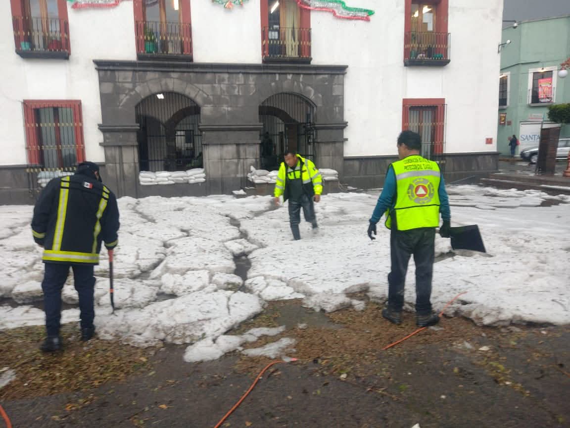 Fuerte tormenta azota a la Capital, negocios, domicilios y edificios bajo el agua