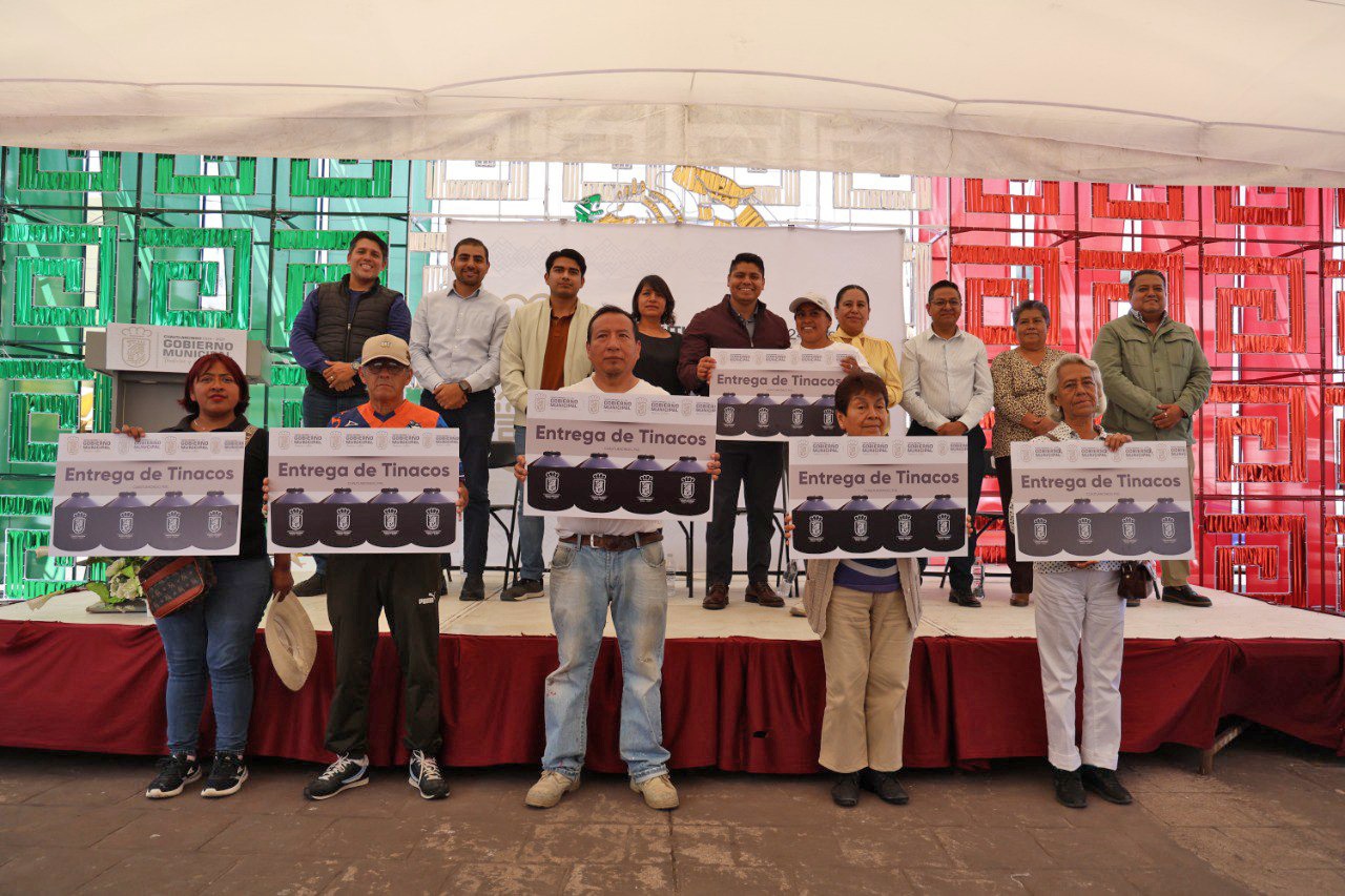 Omar Muñoz entrega tinacos para disminuir carencias de las familias 