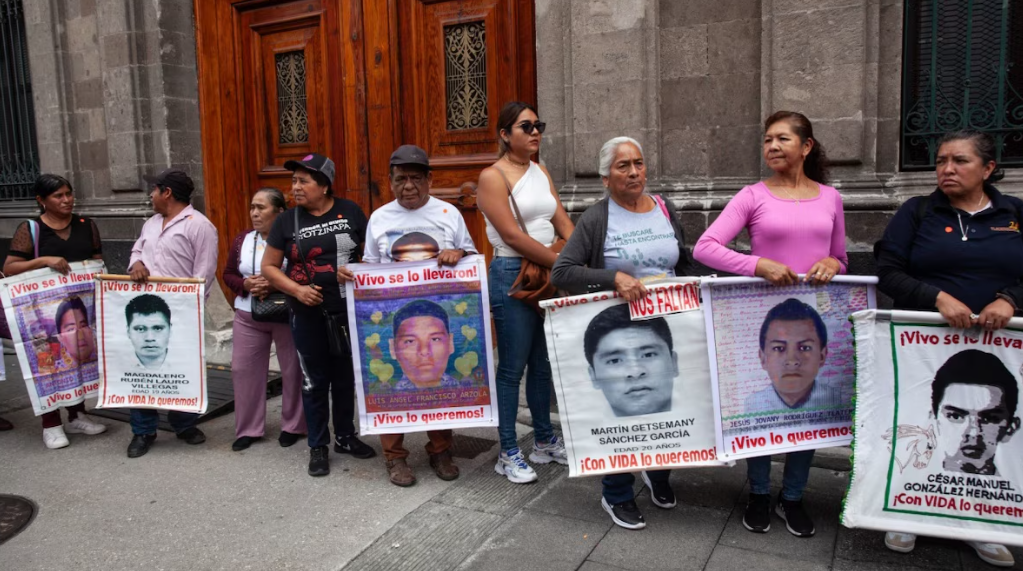 Ayotzinapa: padres se reúnen con Sheinbaum sin Vidulfo Rosales