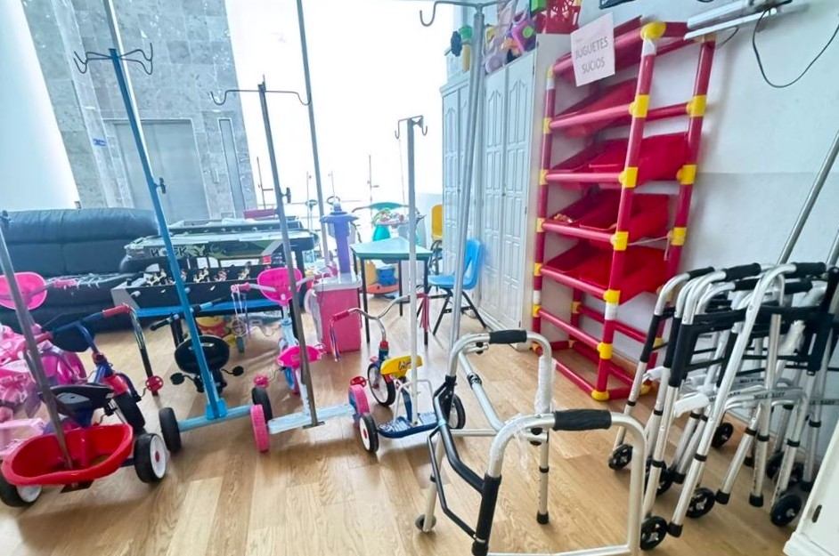 Estudiantes de la UATx transforman sillas de ruedas para niños hospitalizados