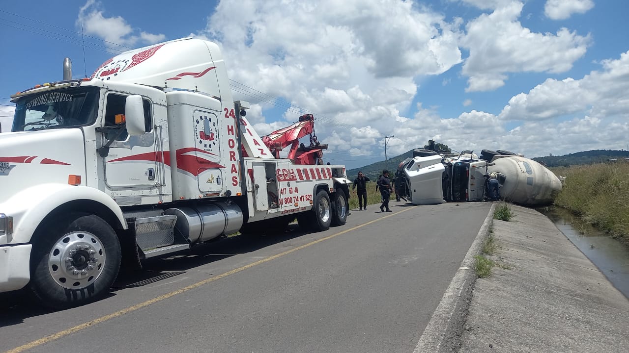 Vuelca pipa de concreto en Atlangatepec; no se reportan lesionados