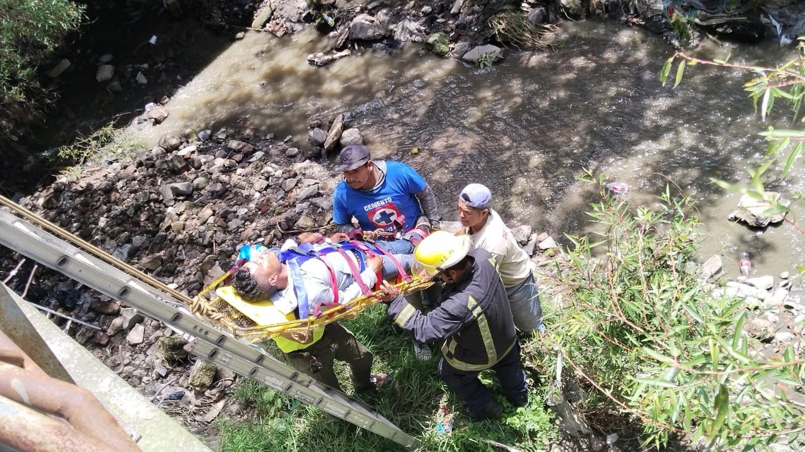 Joven con discapacidad visual cae al río de los Negros en Chiautempan; vecinos exigen barandales