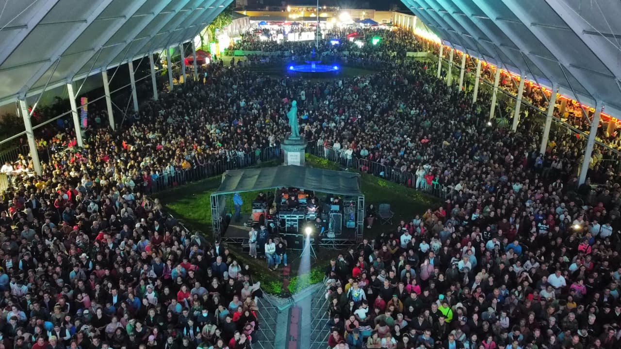 La Sonora Santanera puso a bailar a grandes y chicos en la Gran Feria de Cholula