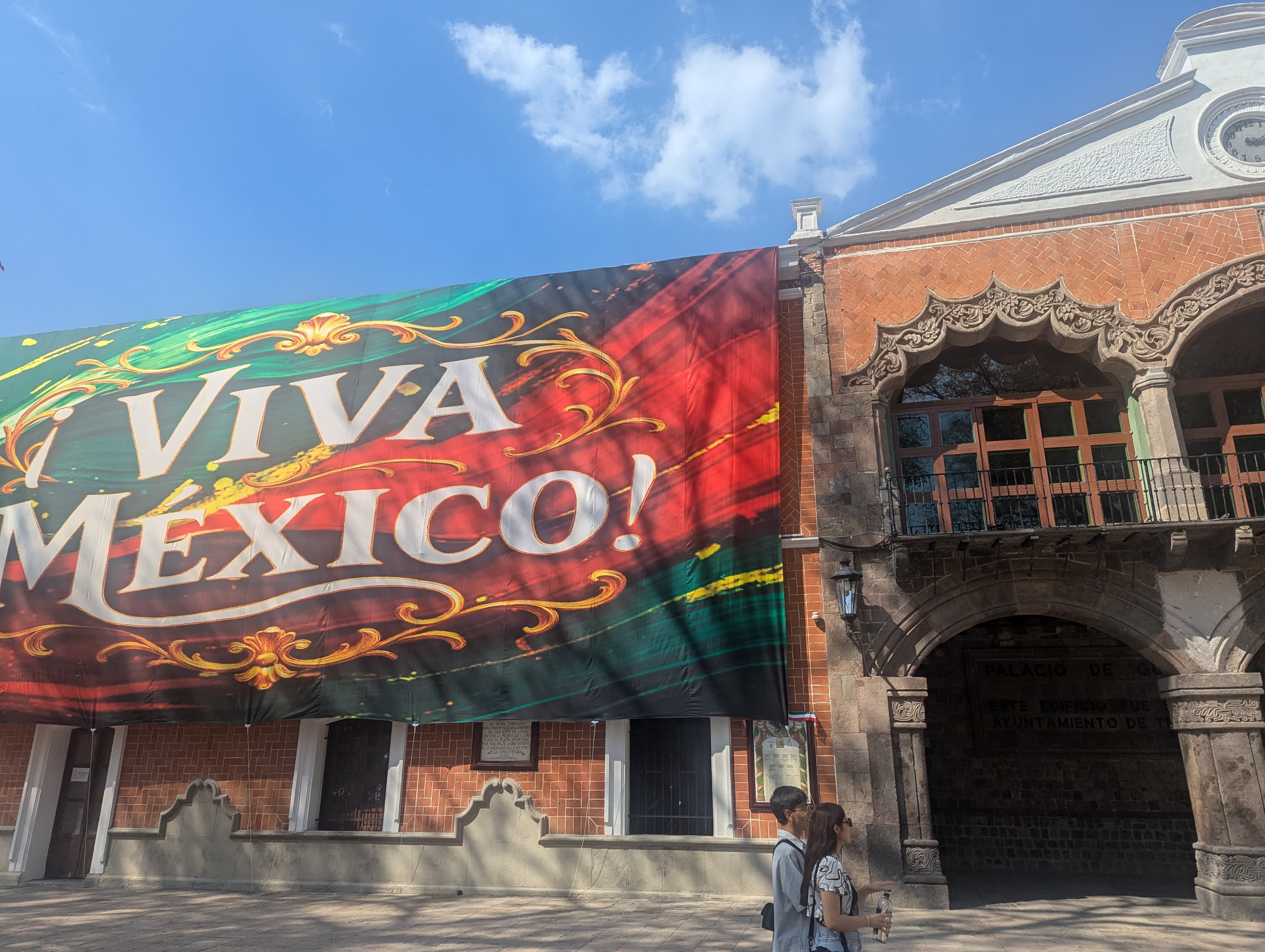 Con pintura acrilica obligan a trabajadores del Gobierno del Estado a reparar adornos patrios