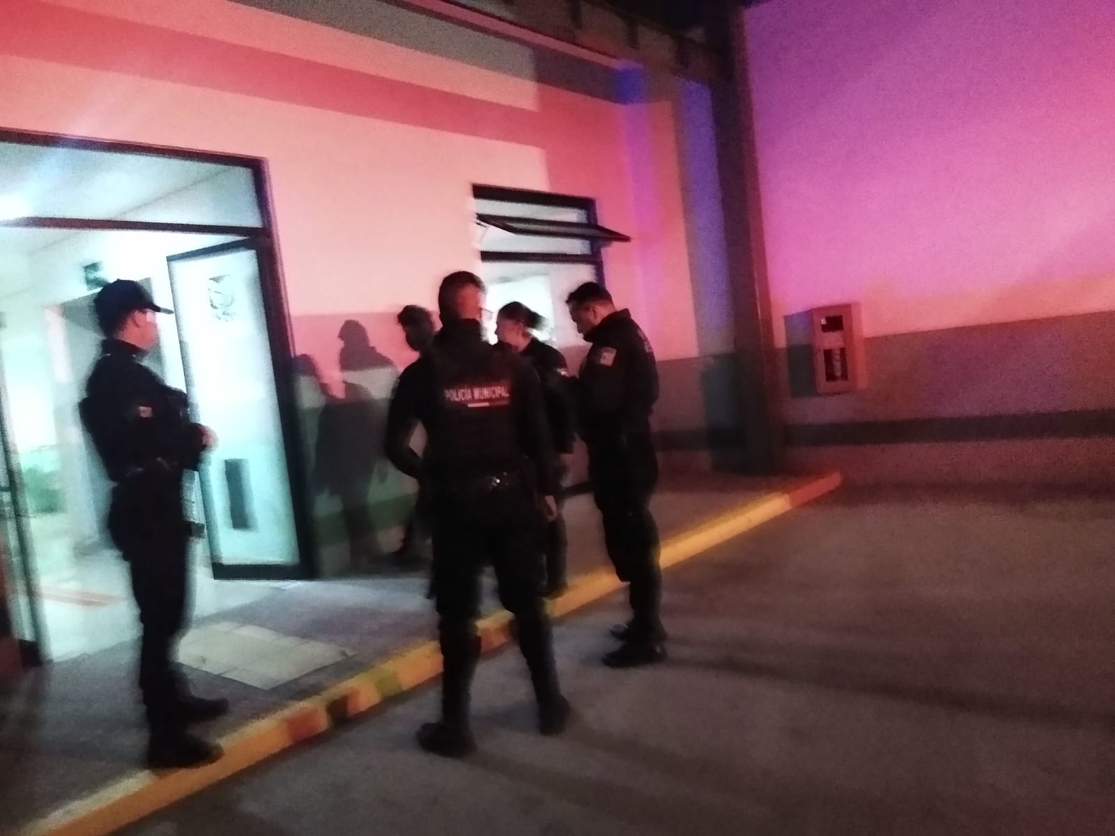 Atacan a jóvenes y lesionan a mujer en Papalotla; oficial resultó herida durante persecución