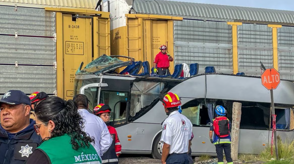 Tragedia en Atlacomulco: tren arrolla autobús, 8 muertos y 45 heridos