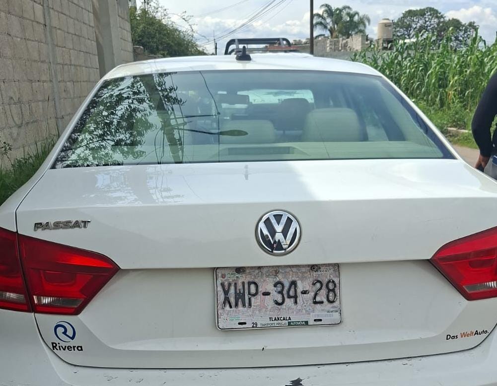 Recuperan en minutos Passat robado con violencia en Zacatelco